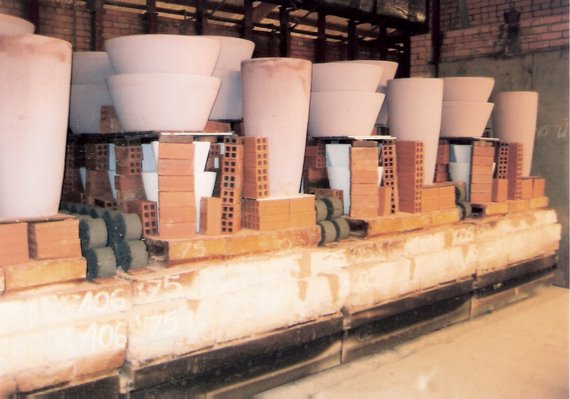 Phú Điền - Lò nung tuynel nung gốm tráng men kết hợp than tổ ong và dầu FO (dãy xe gòong)  tại nhà máy gốm sứ Sai ga, tỉnh Bình Dương